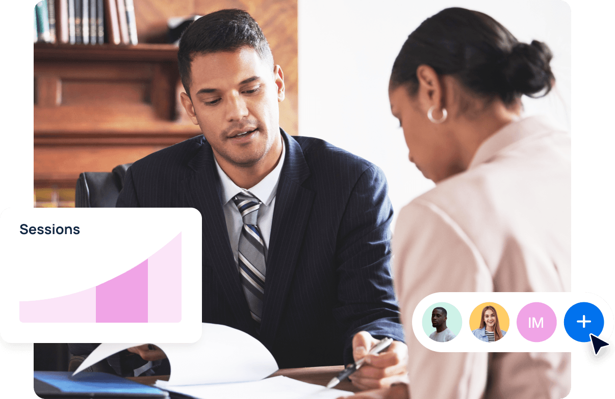 Imagem de duas pessoas analisando uma versão impressa de um relatório de marketing para escritório de advocacia